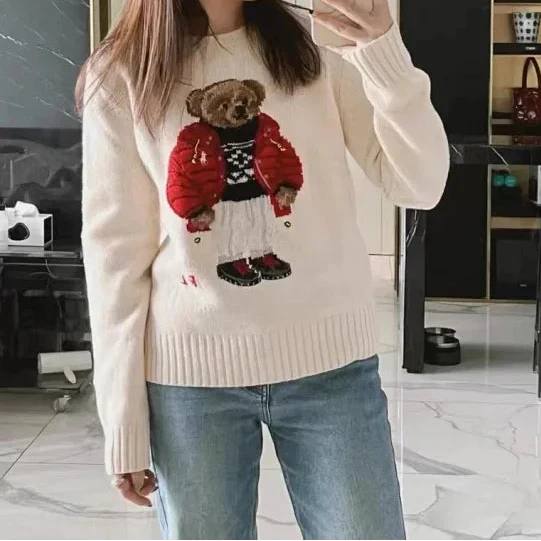 Suéter de punto color crema con forma de oso de invierno