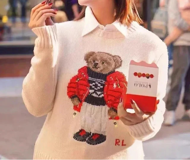 Suéter de punto color crema con forma de oso de invierno