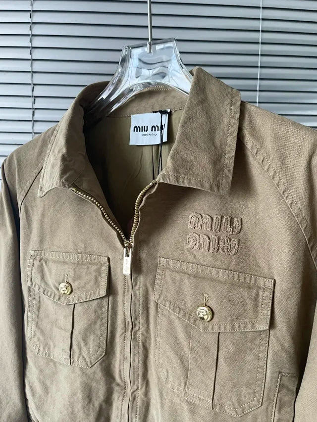 Chaqueta unisex color caqui con cremallera