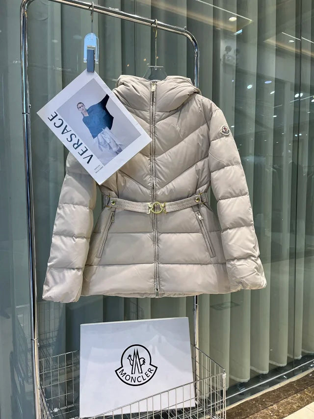 Chaqueta de plumas con cinturón