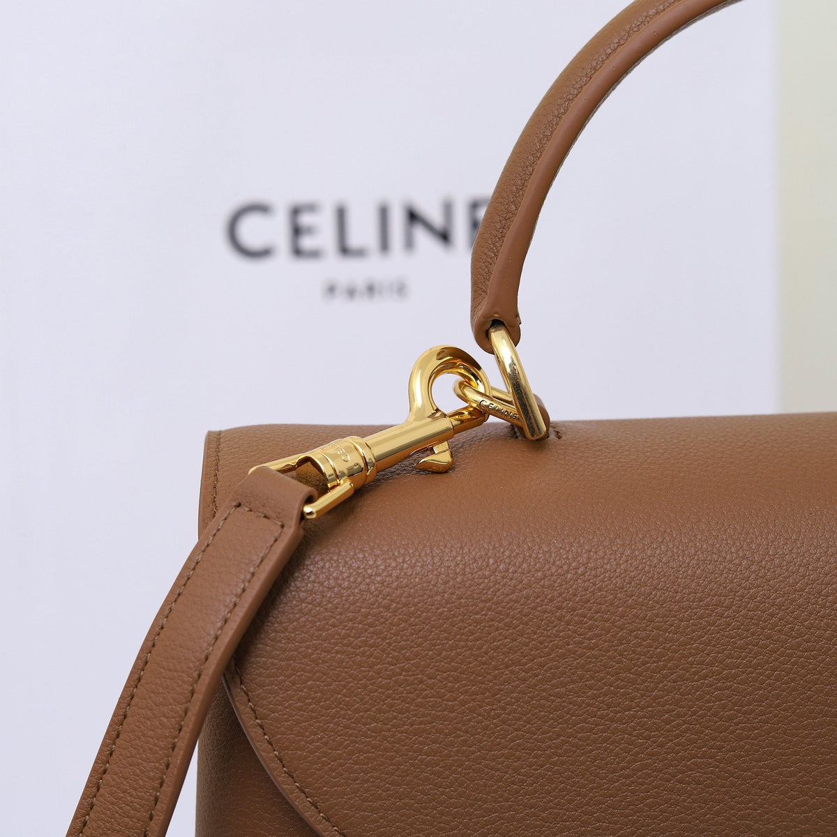 Bolso clásico de piel con asa superior
